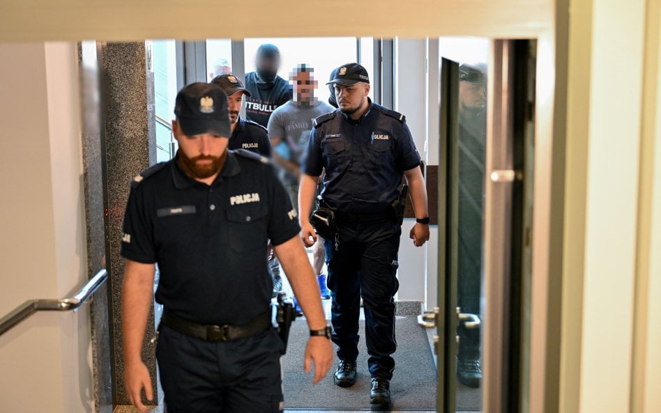 Doprowadzenie do sądu jednego z podejrzanych podejrzanych o udział w brutalnym pobiciu pary obywatel