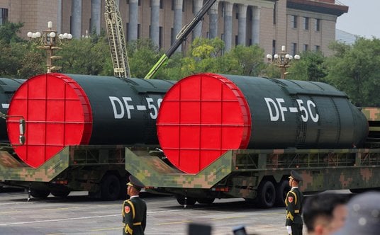 Strategiczna grupa uderzeniowa prezentuje rakiety nuklearne DF-5C podczas parady wojskowej z okazji 