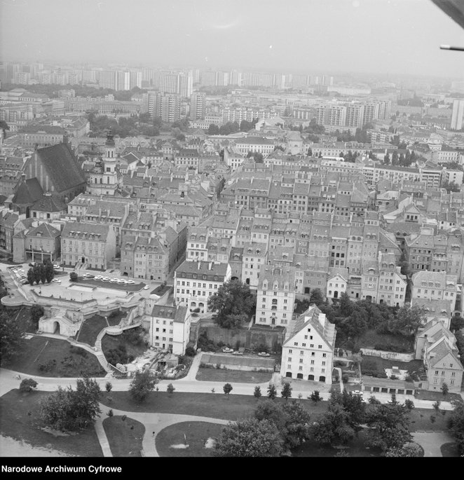 Widok z lotu ptaka od strony ul. Bugaj. Z lewej katedra św. Jana Chrzciciela i kościół Matki Bożej Ł