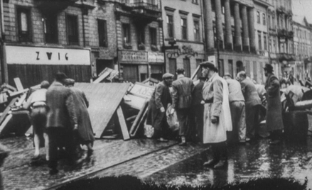 Sierpień-październik 1944, budowa barykady na Nowym Świecie