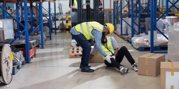 Wypadki przy pracy na Mazowszu. W których branżach było ich najwięcej?