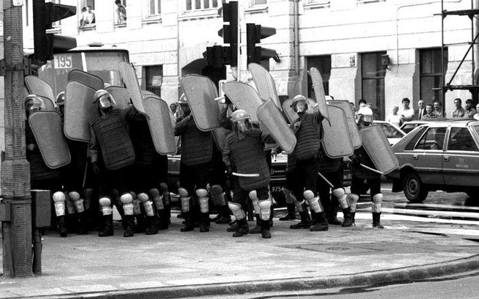 Oddział ZOMO podczas tłumienia demonstracji, 1989 r.