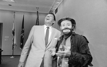 Wizyta słynnego klowna cyrkowego Emmetta Kelly'ego u gubernatora Kalifornii Ronalda Reagana w Sacram