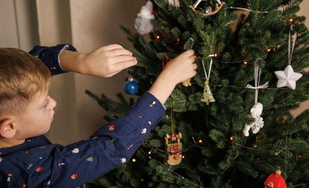 Francuska pocztówka z 1905 r. przedstawiająca choinkę bożonarodzeniową. Nie ma co prawda Gwiazdy Bet