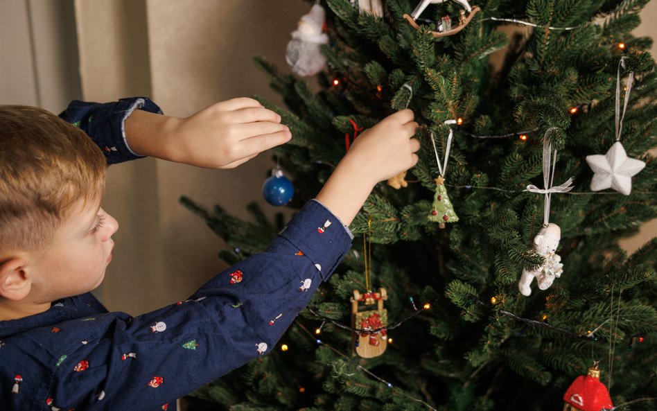 Francuska pocztówka z 1905 r. przedstawiająca choinkę bożonarodzeniową. Nie ma co prawda Gwiazdy Bet