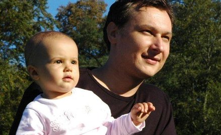 Jeśli matka dziecka niedomaga lub zrezygnowała z opieki nad maluchem, jego tata może liczyć na finan