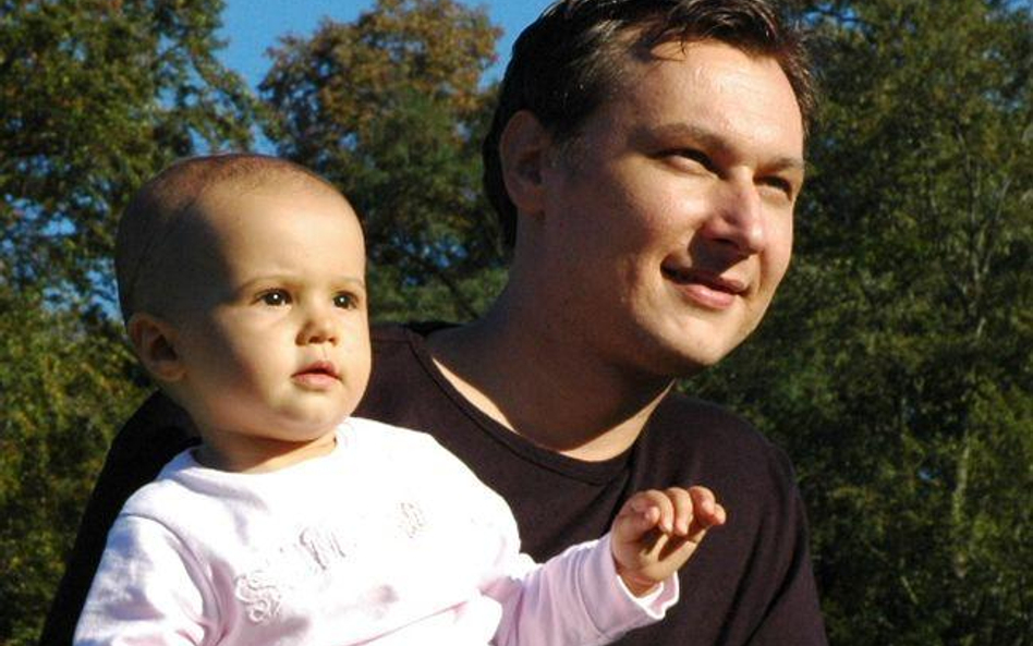 Jeśli matka dziecka niedomaga lub zrezygnowała z opieki nad maluchem, jego tata może liczyć na finan