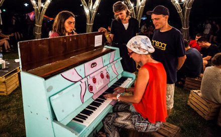 Jeden ze sponsorów rozstawił na terenie festiwalu kolorowe pianina