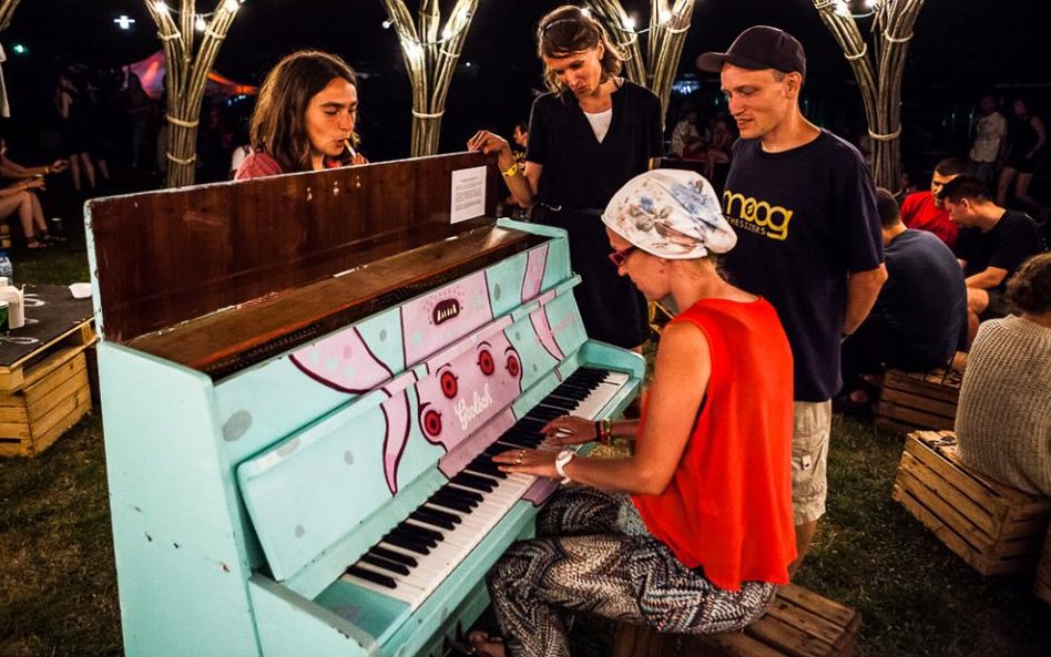Jeden ze sponsorów rozstawił na terenie festiwalu kolorowe pianina