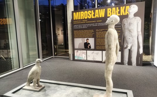 Mirosław Bałka "Chłopiec i orzeł" na przedaukcyjnej wystawie w Desa Unicum