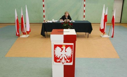 W wakacje wyborcy kochają PO