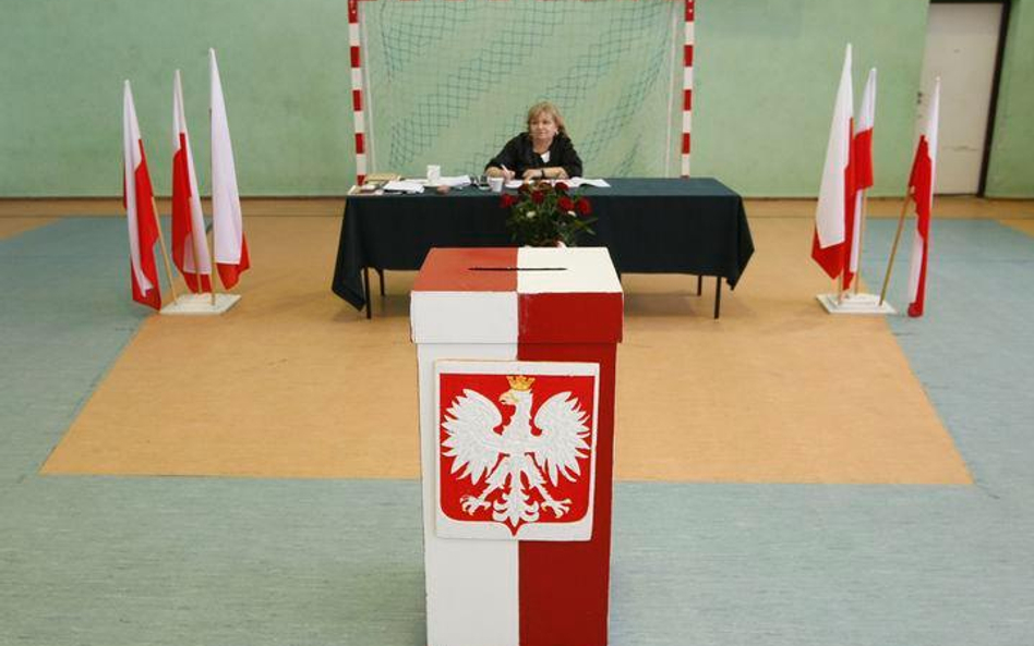 W wakacje wyborcy kochają PO