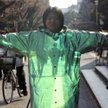 Prof. Susumi Tachi zastosował prosty chwyt – kamera z tyłu wyświetla obraz z przodu płaszcza
