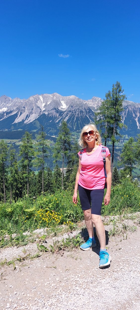 Prof. dr hab. n. med. Małgorzata Kołodziejczak w górach.