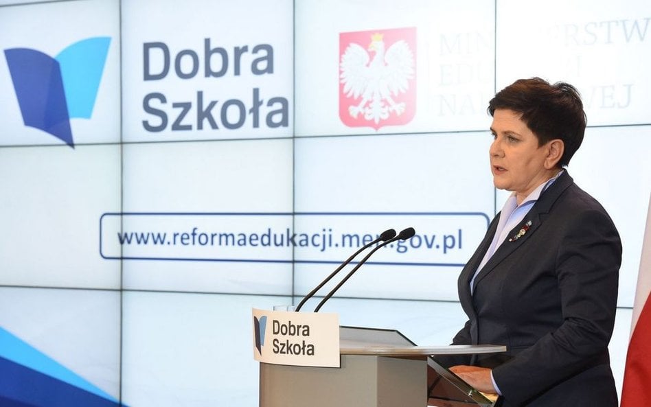 Premier Beata Szydło podczas konferencji prasowej po posiedzeniu rządu