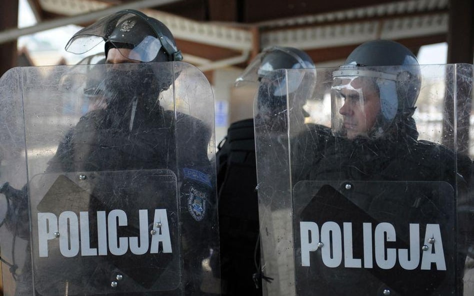 Policjant nad przepaścią