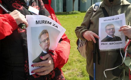 Manifestacja poparcia sędziego Włodzimierza Wróbla przed Sądem Najwyższym w Warszawie