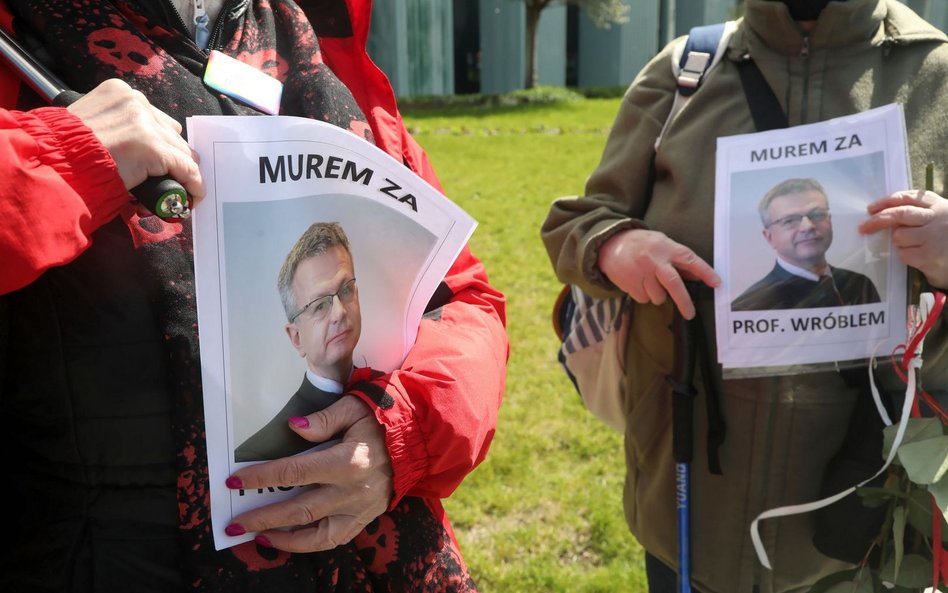 Manifestacja poparcia sędziego Włodzimierza Wróbla przed Sądem Najwyższym w Warszawie