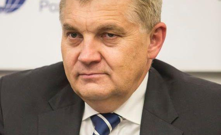 Skini to plama na białym obrusie