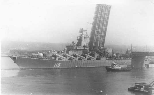 Drugi w serii Marszał Ustinow, przekracza most zwodzony przez Inguł w Nikołajewie w drodze na próby.