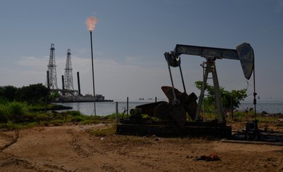 Atak na dyktatora czy na największe złoża ropy na świecie?