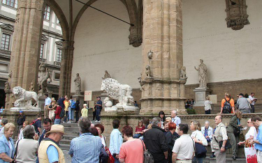 Florencja polewa schody wodą... przeciw turystom