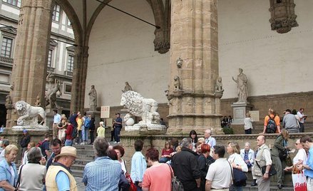 Florencja polewa schody wodą... przeciw turystom