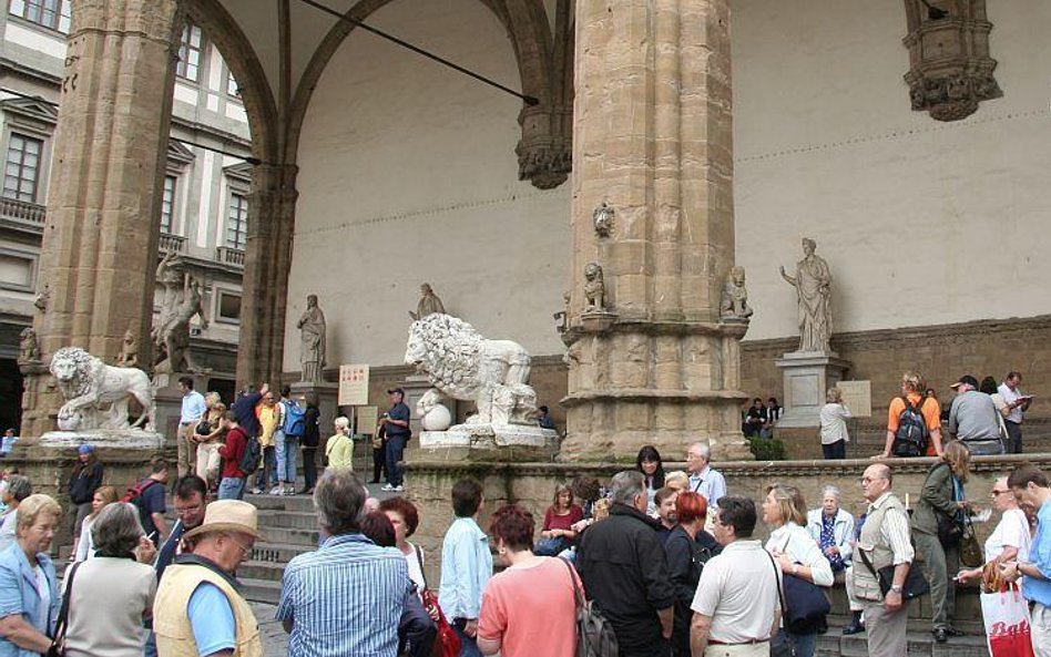 Florencja polewa schody wodą... przeciw turystom