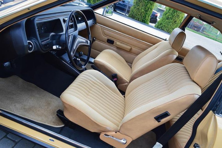 Auto jest w perfekcyjnym stanie, nadal oryginalnym. Nigdy nie było remontowane.