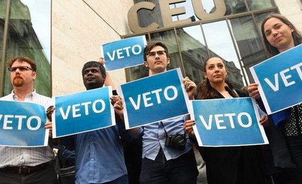 Studenci protestują przeciw zamknięciu Uniwersytetu Środkowoeuropejskiego.