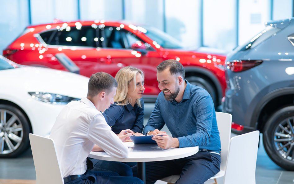 O ile całkowite koszty związane z leasingiem auta, czy to w postaci operacyjnej czy finansowej, są z