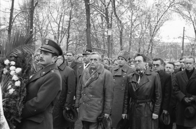 Samolot Tupolew z polską delegacją i Premierem Tadeuszem Mazowieckim wylądował na lotnisku w Moskwie