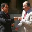 Hugo Chavez (z lewej) witany przez Juana Carlosa w królewskiej rezydencji