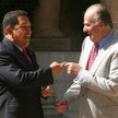 Hugo Chavez (z lewej) witany przez Juana Carlosa w królewskiej rezydencji