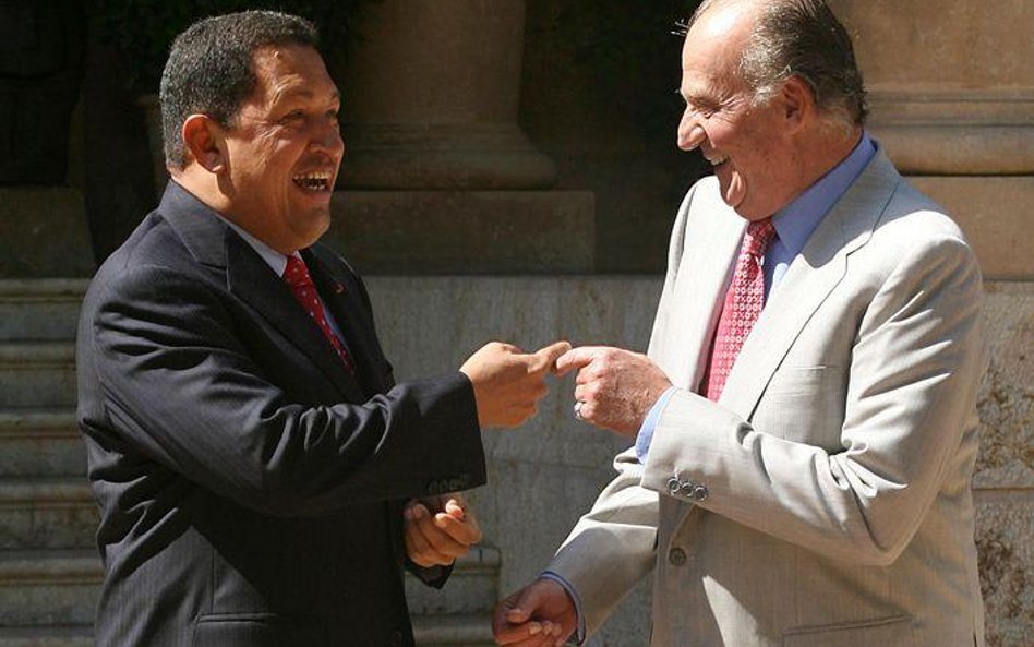 Hugo Chavez (z lewej) witany przez Juana Carlosa w królewskiej rezydencji