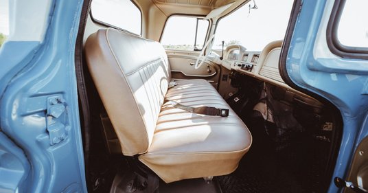 Jasne i przytulne wnętrze zaprasza do środka.