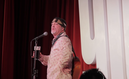 Komik zmarł na scenie. Publika myślała, że to część występu