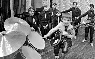 Zespół Siedmiu Symeonów powstał w 1983 r. Talenty muzyczne swoich siedmiu synów odkryła ich matka Ni