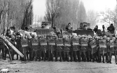 Oddziały ZOMO przed bramą Stoczni Gdańskiej 16 grudnia 1981 roku