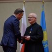Andrzej Duda odznaczył księdza Stanisawa M. Hoinkę za zasługi dla społeczności polskiej w Kazachstan