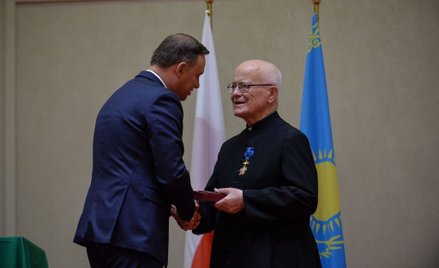 Andrzej Duda odznaczył księdza Stanisawa M. Hoinkę za zasługi dla społeczności polskiej w Kazachstan