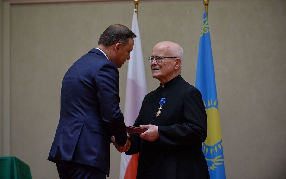 Andrzej Duda odznaczył księdza Stanisawa M. Hoinkę za zasługi dla społeczności polskiej w Kazachstan