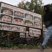 Zdjęcia rosyjskich żołnierzy na plakacie w Petersburgu