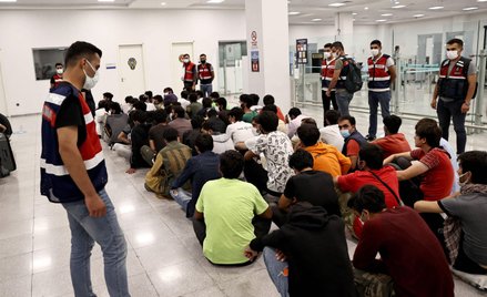Ankara, nielegalni migranci z Afganistanu na lotnisku przed deportacją