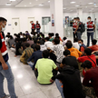 Ankara, nielegalni migranci z Afganistanu na lotnisku przed deportacją