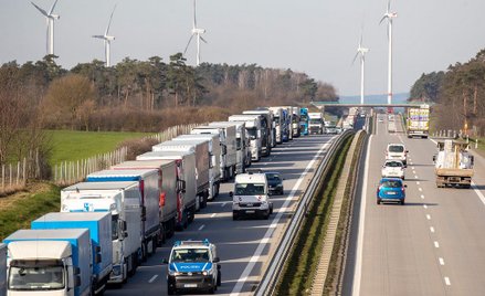 Kolejka samochodów dostawczych w pobliżu granicy niemiecko-polskiej