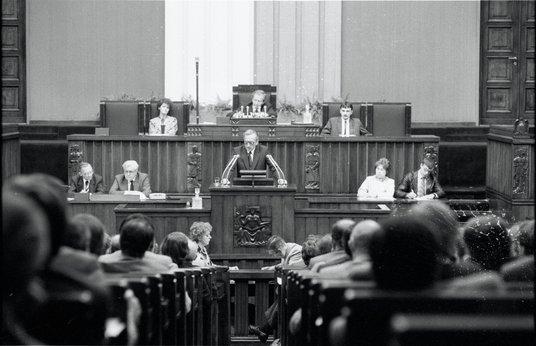 Warszawa, 12 września 1989 r.: Sejm zatwierdza skład rządu Tadeusza Mazowieckiego (premier przemawia