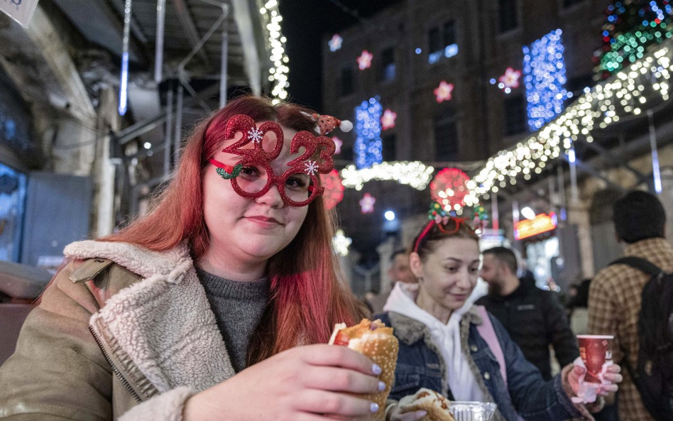 Badanie. Większość Polaków spędzi sylwestra w domu, bo podróże są za drogie