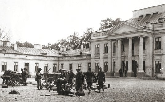 Wojska zamachowców na dziedzińcu Belwederu – zdjęcie ukazało się w „Światowidzie” 21 maja 1926 r.