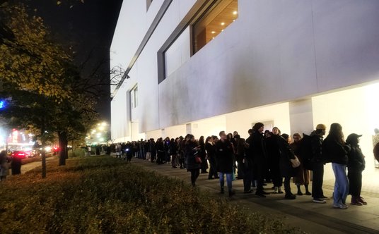 W dzień inauguracji rekordowa kolejka chcących obejrzeć MSN wiła się wzdłuż wszystkich ścian